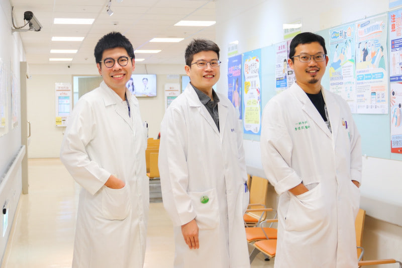 นพ. ซือ อวี้เฉิง แพทย์ระบบประสาทวิทยา ย้ายเข้าประจำการที่ รพ. ตงจี ส่วน นพ. หลี่ ป๋อชิ่ง และ นพ. เลี่ยว เต๋อไข่ ยังคงสนับสนุนทีมภายใต้โครงการศูนย์การแพทย์