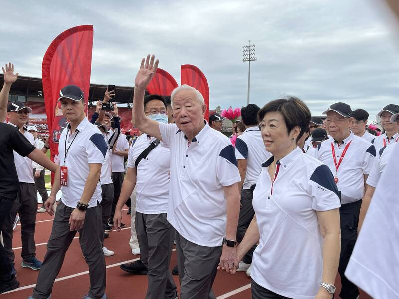 5 สัญญาณอันตรายจาก "ท่าเดินผิดปกติ" ที่ผู้สูงอายุต้องระวัง